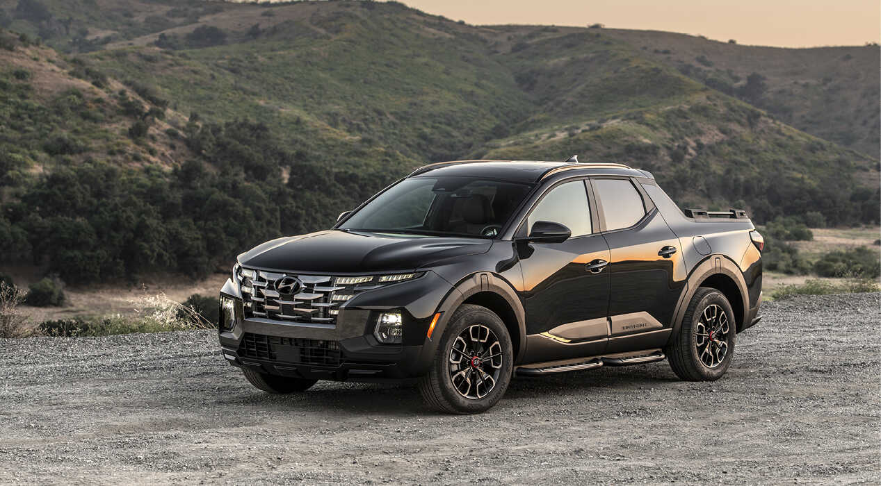 현대차 싼타크루즈가 산을 배경으로 주차한 모습