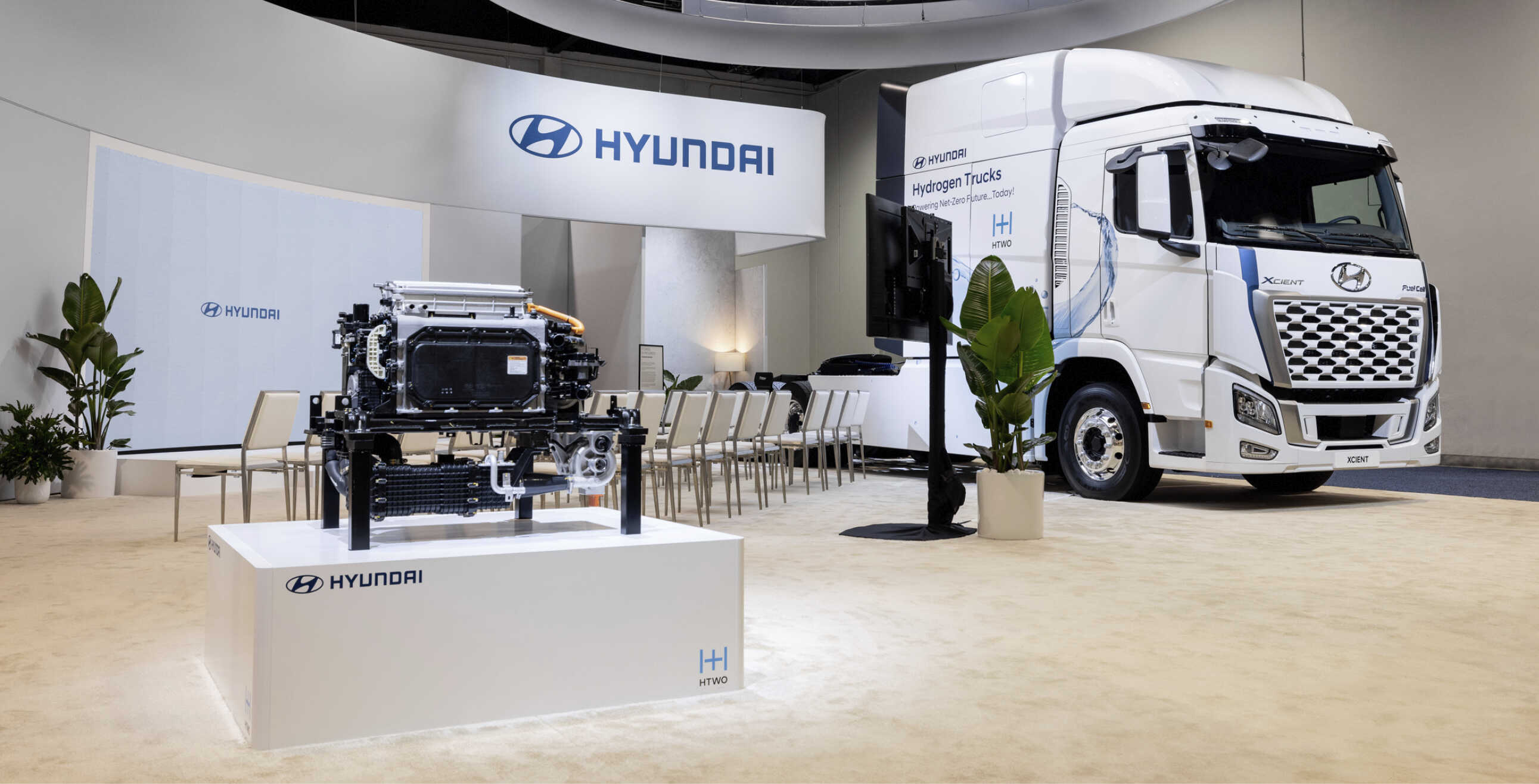 현대차 엑시언트 수소전기트럭의 전측면 모습과 수소연료전지시스템