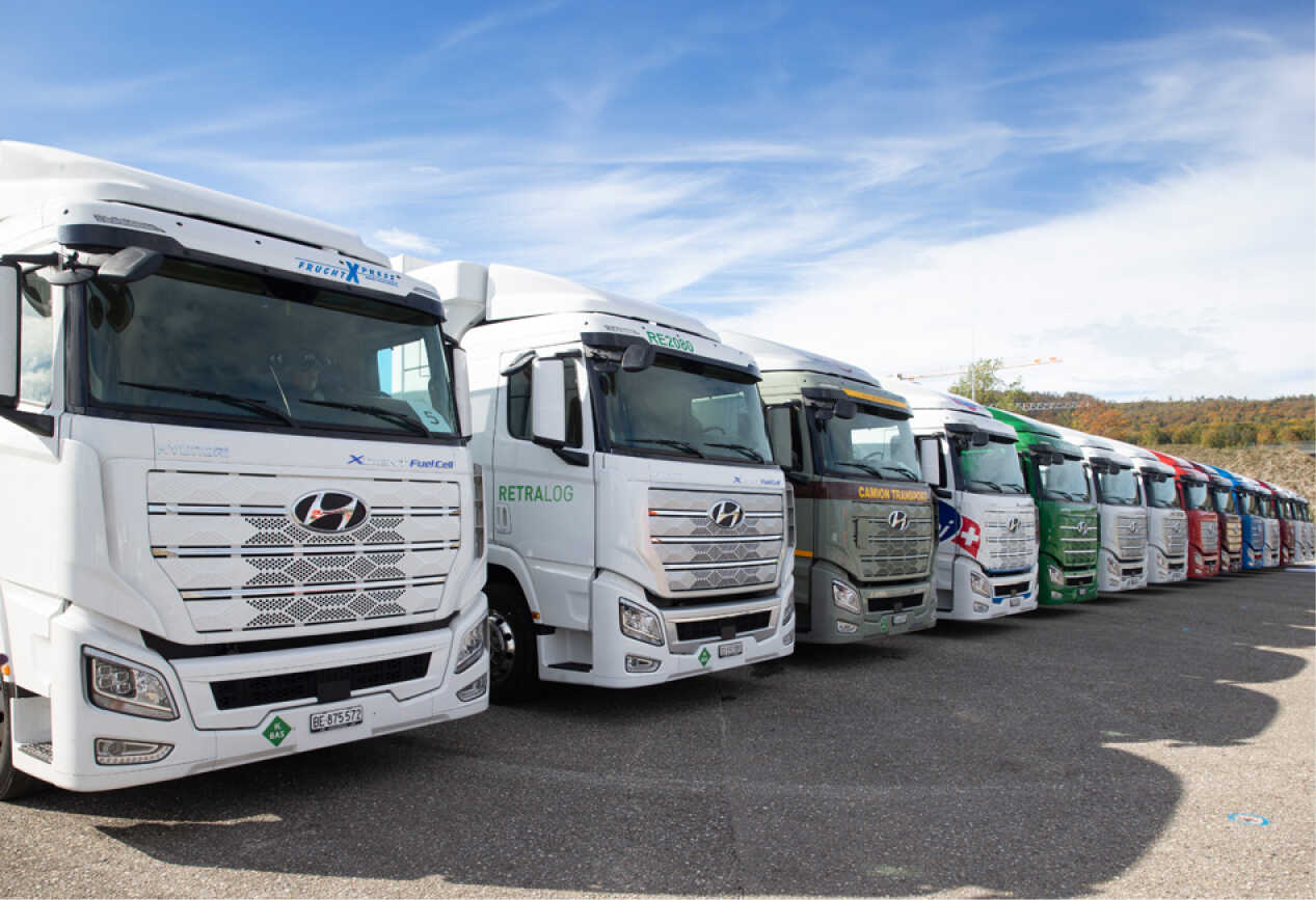 현대차 엑시언트 수소전기트럭 여러 대가 도열한 모습