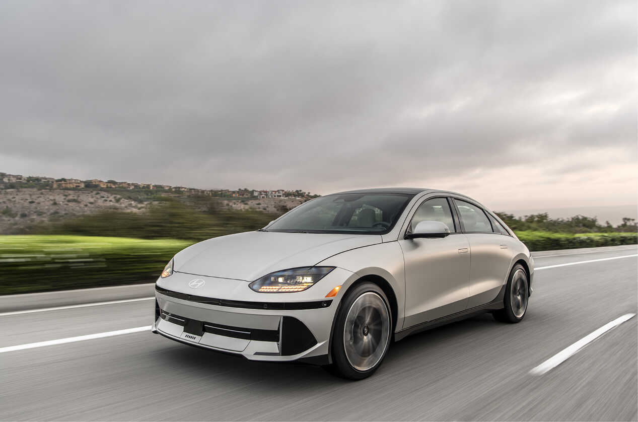 현대차 아이오닉 6가 미국 도로를 주행하는 전측면 모습