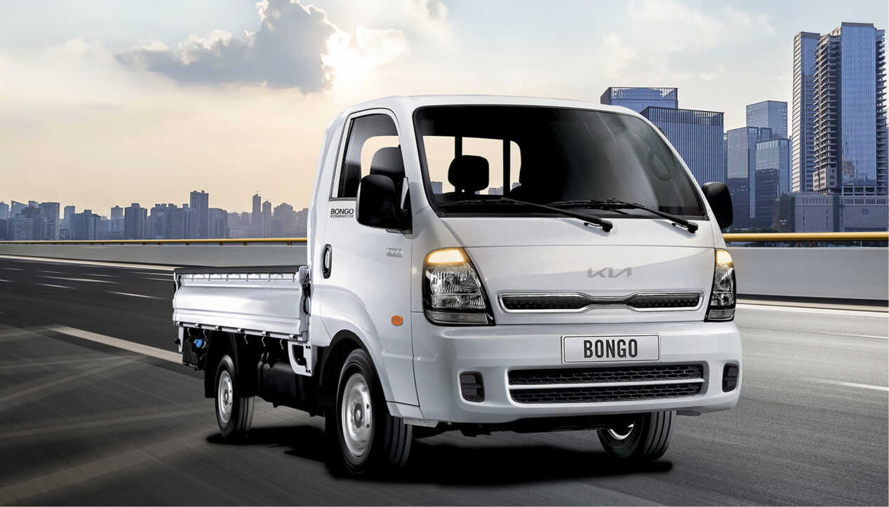 기아 봉고 III가 도시를 달리는 전측면 모습