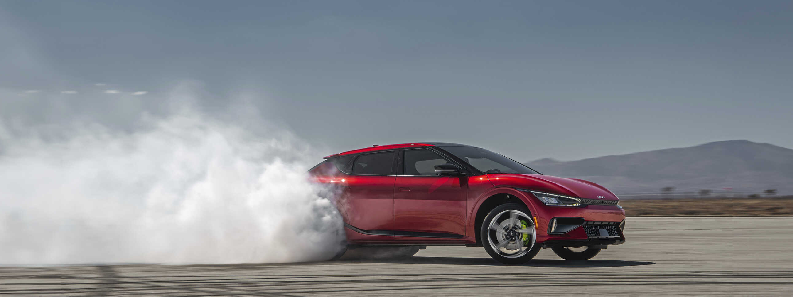 기아 EV6 GT가 드리프트 주행하는 모습