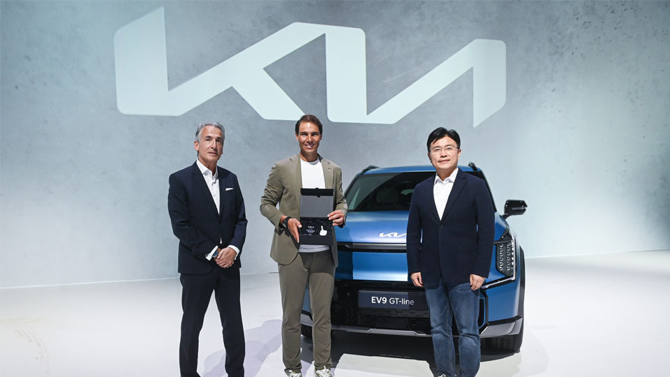 기아, 글로벌 홍보대사 라파엘 나달에게 EV9 전달-main