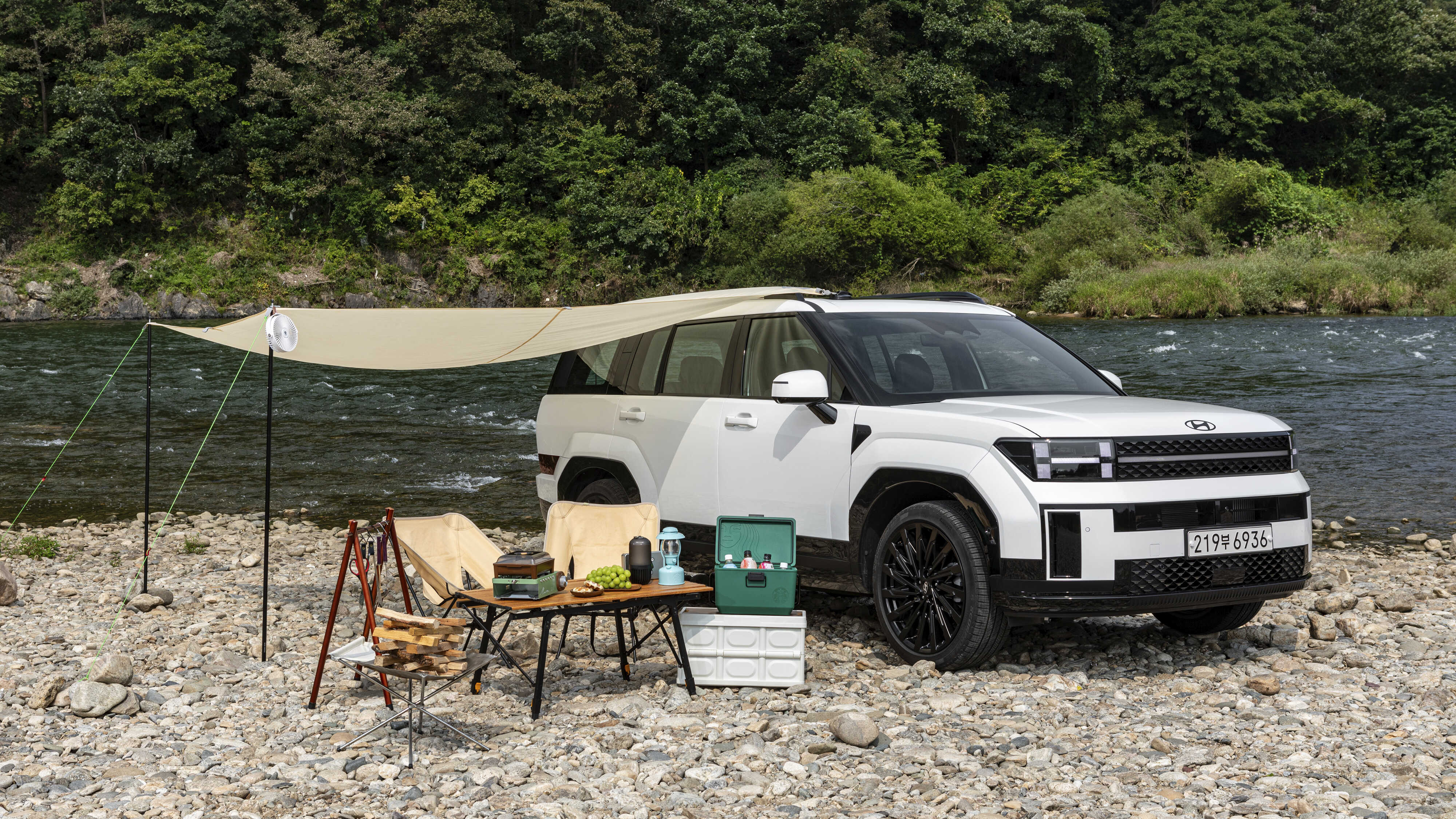 홍천강을 배경에 두고 서 있는 디 올 뉴 싼타페와 캠핑 용품들