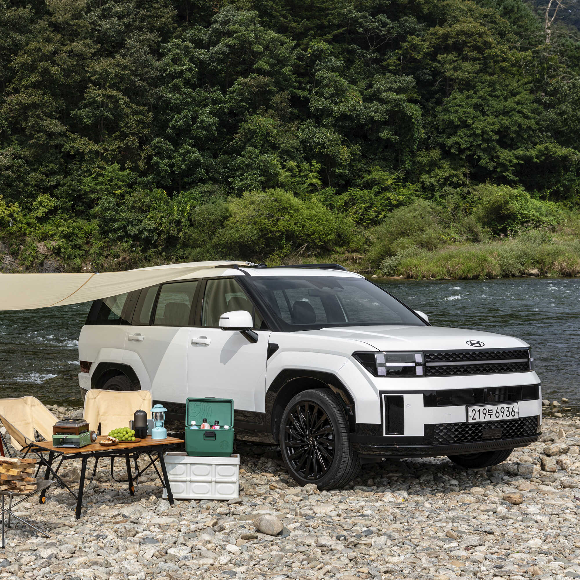 홍천강을 배경에 두고 서 있는 디 올 뉴 싼타페와 캠핑 용품들