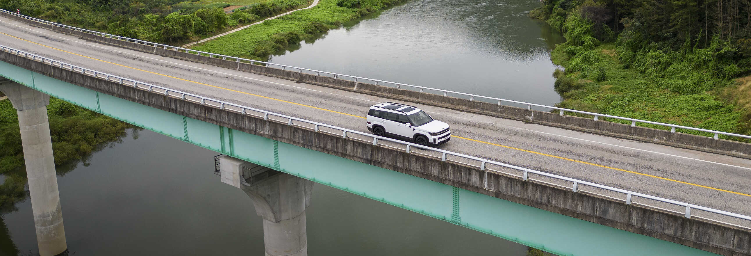 다리를 건너고 있는 디 올 뉴 싼타페