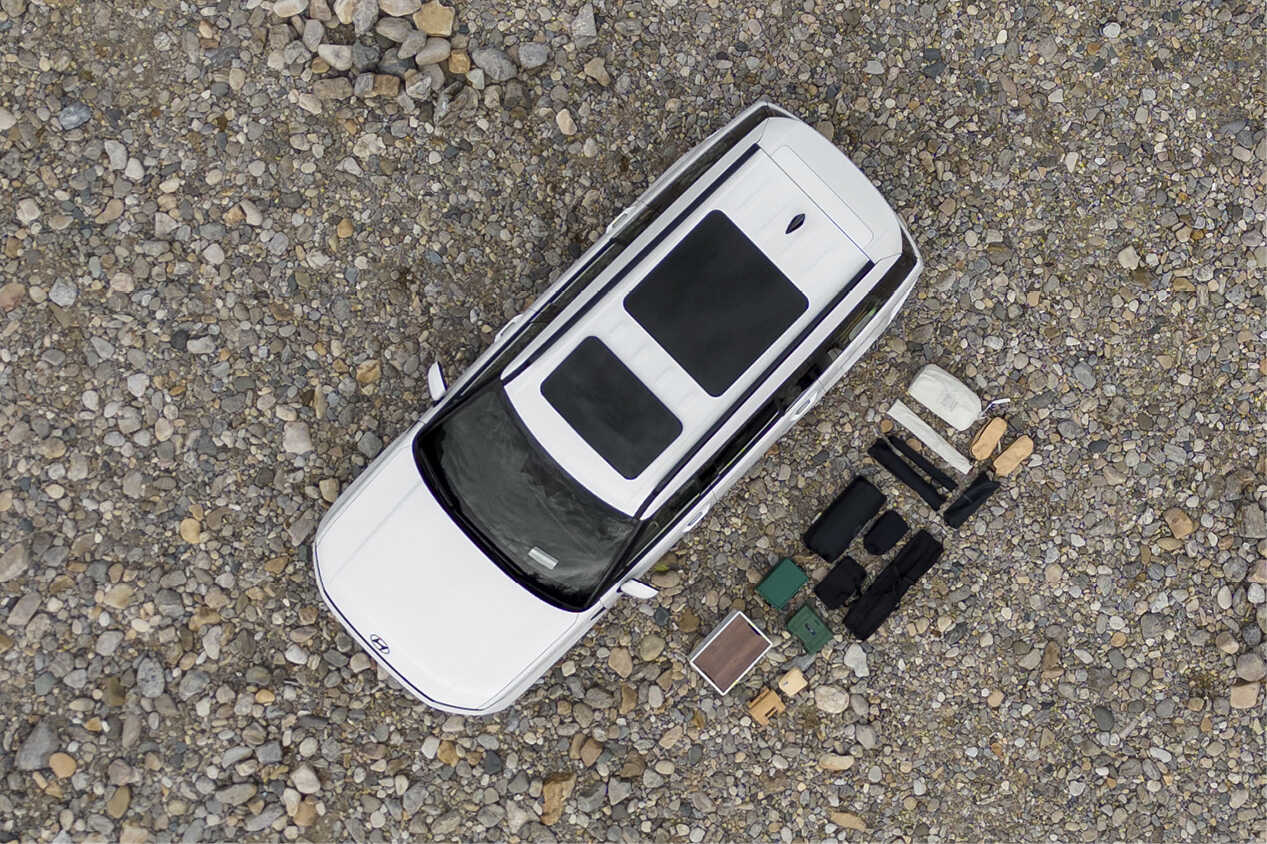 가지런히 놓인 캠핑 용품과 디 올 뉴 싼타페를 함께 찍은 드론 이미지