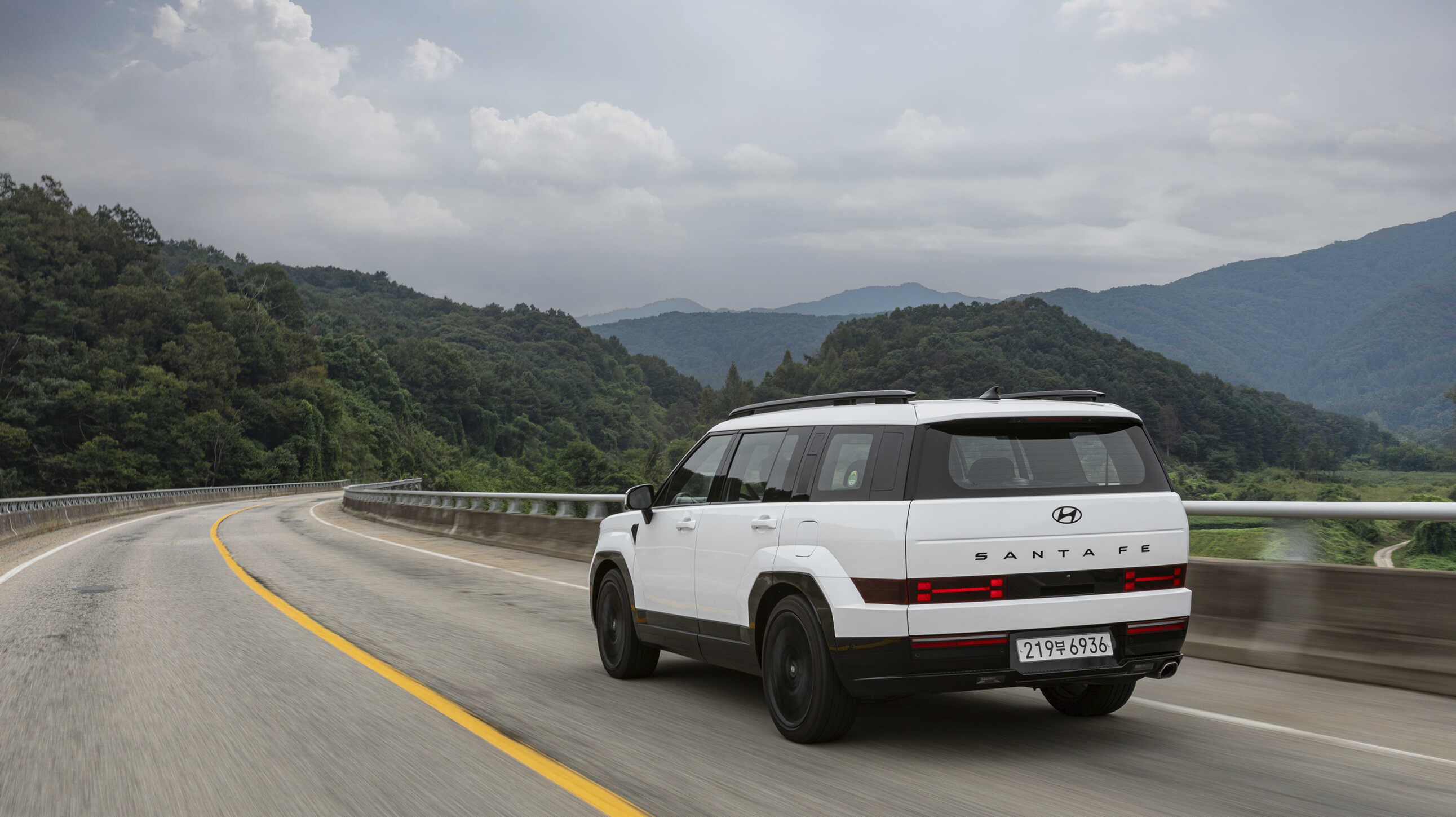 주행중인 디 올 뉴 싼타페의 후면