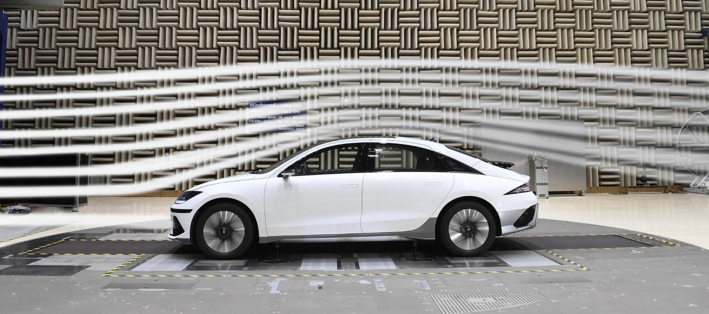 아이오닉 6가 풍동시험장에서 실험 중인 모습