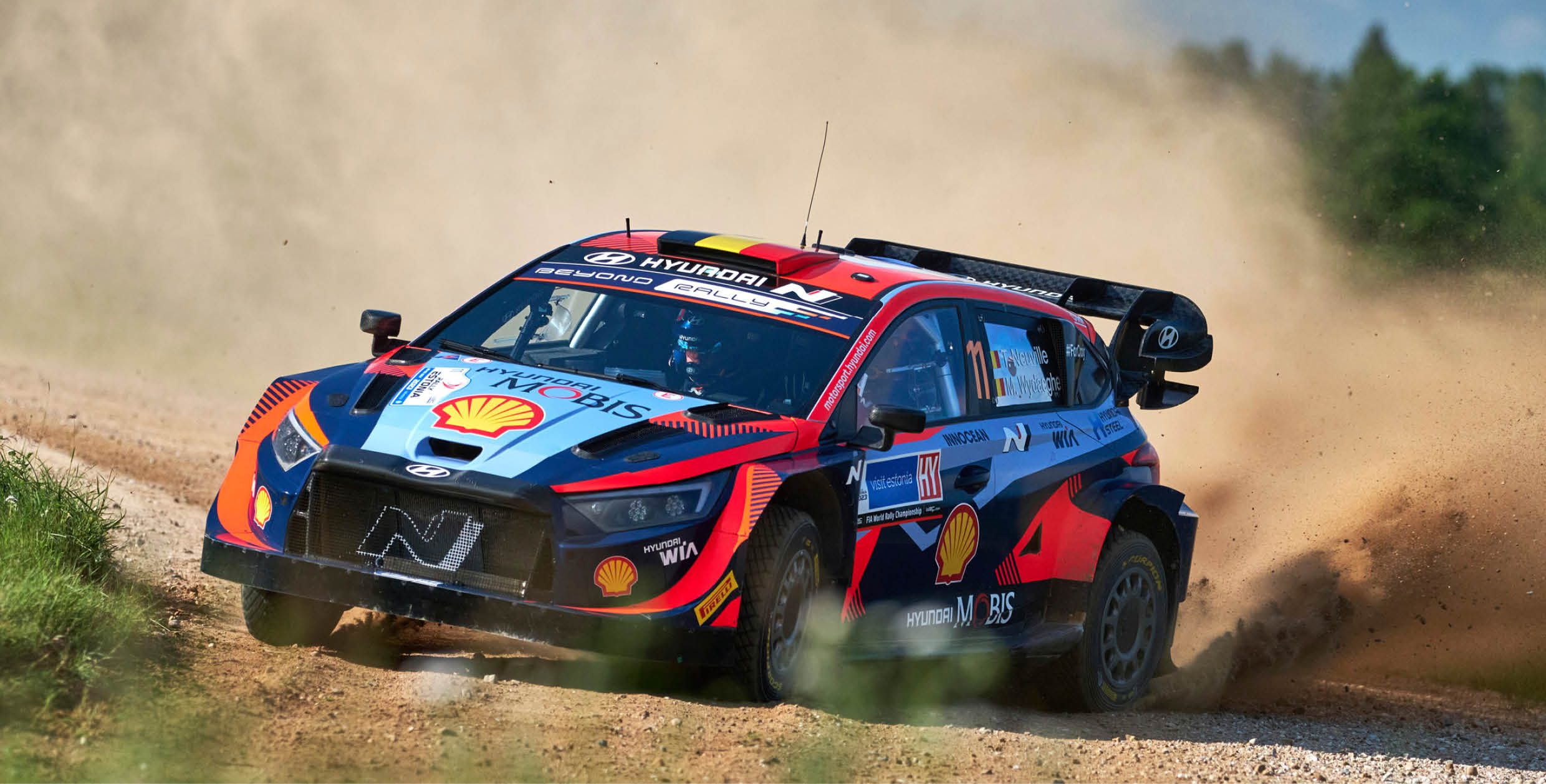 I20 랠리카가 먼지를 날리며 질주하는 모습