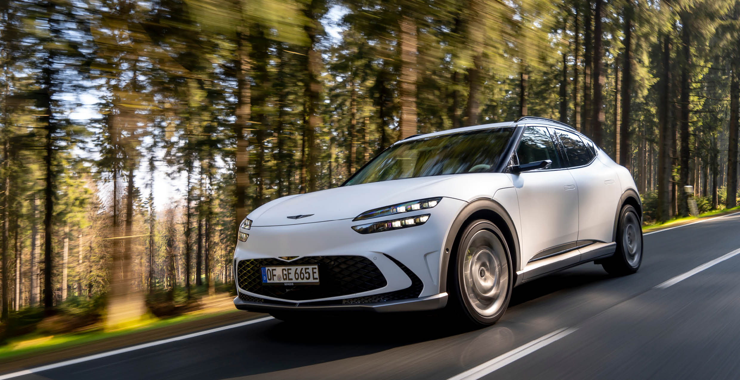 제네시스 GV60의 주행 모습