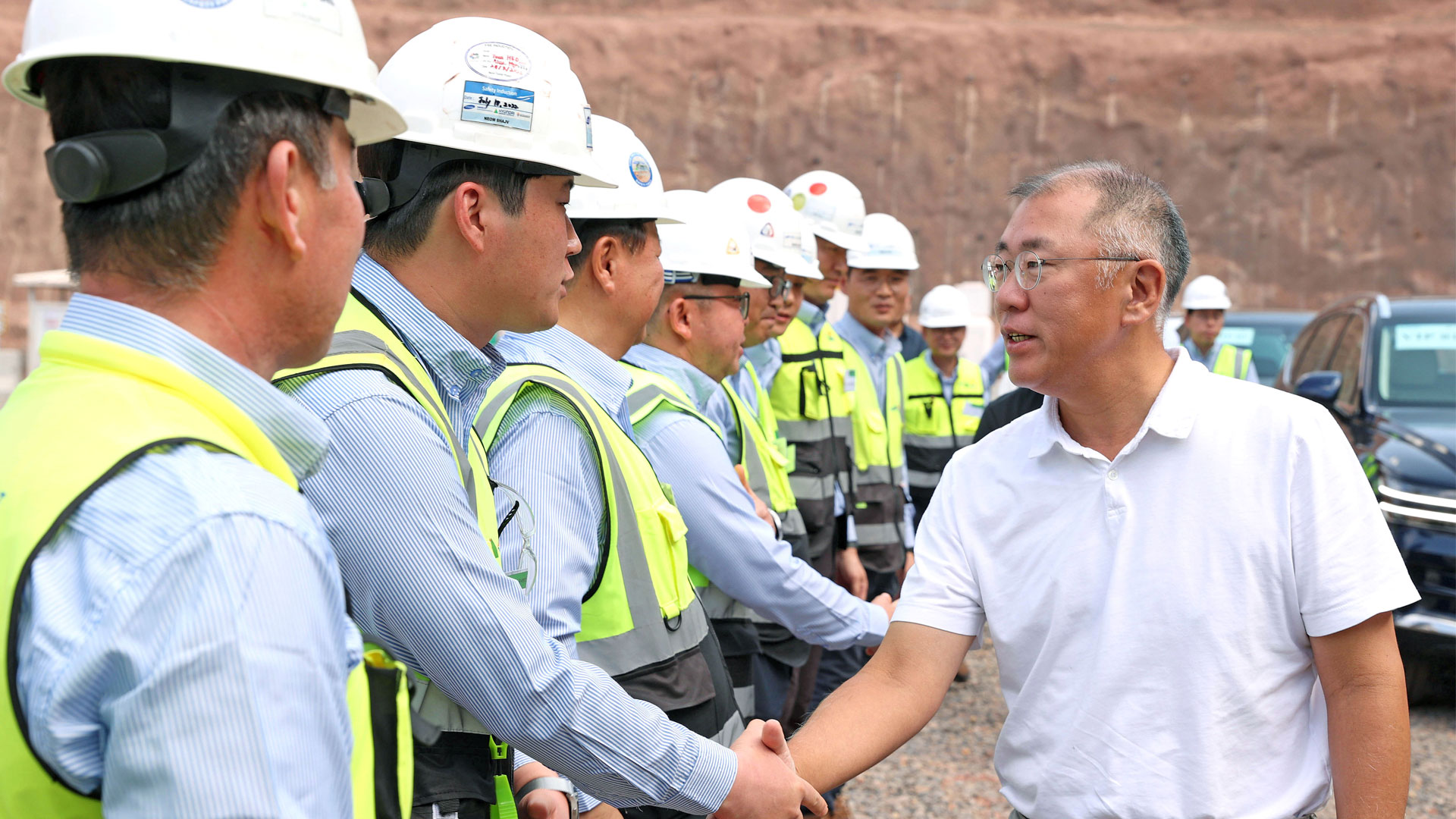정의선 회장이 건설 현장 임직원들을 격려하며 악수를 나누고 있다.-1