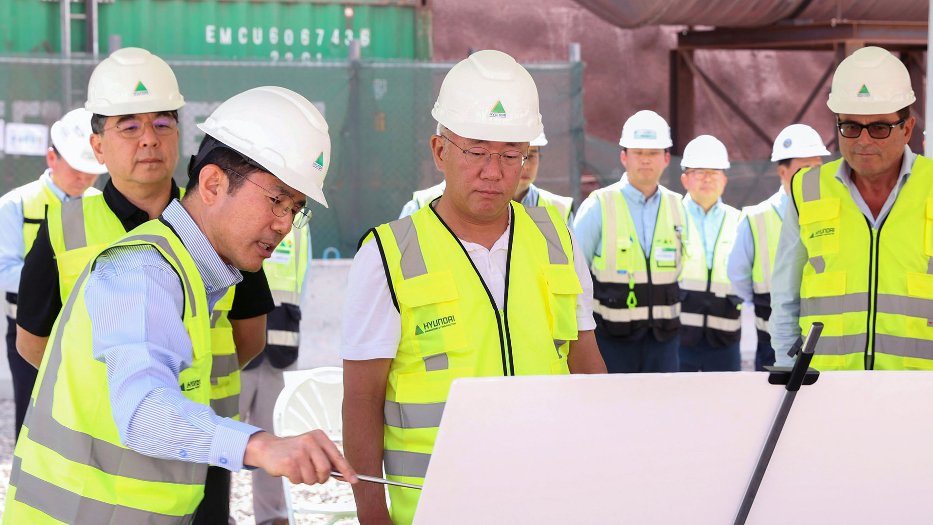 정의선 회장이 공사 현황에 대해 설명을 듣고 있다.-1