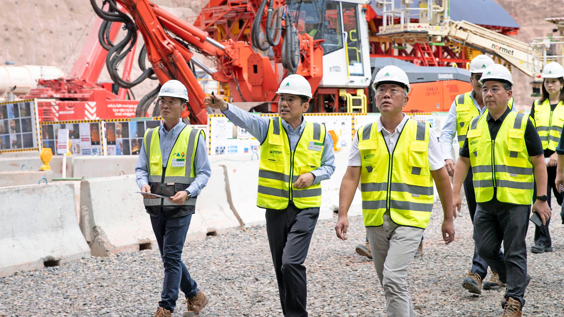 정의선 회장이 건설 현장 외부를 둘러보고 있다.-1
