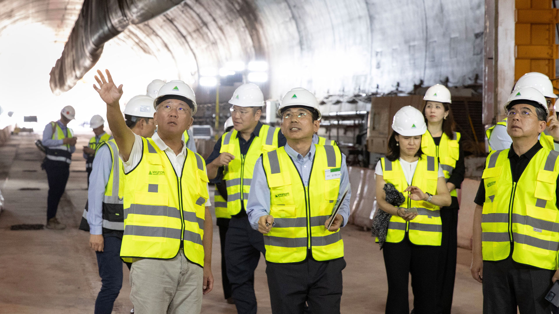 정의선 회장이 건설 현장 내부를 둘러보고 있다.-1