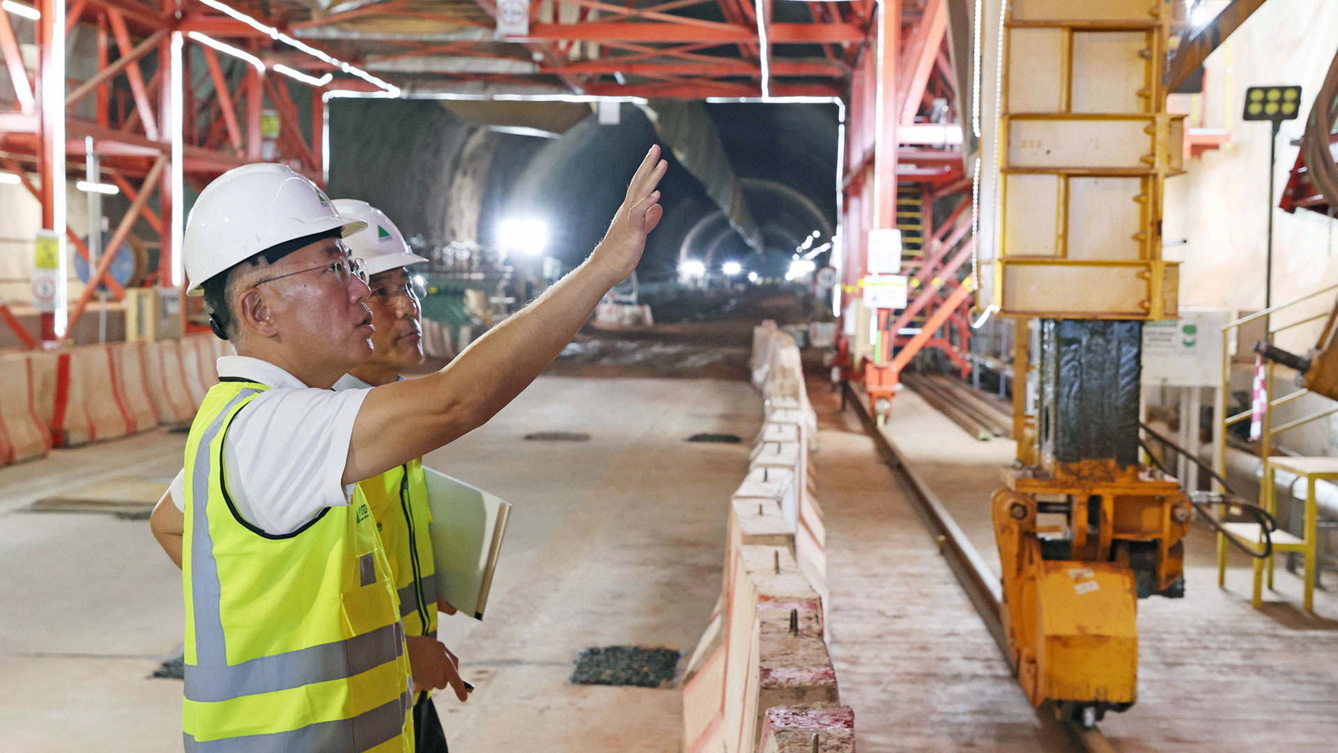 정의선 회장이 건설 현장 내부를 둘러보고 있다.-2