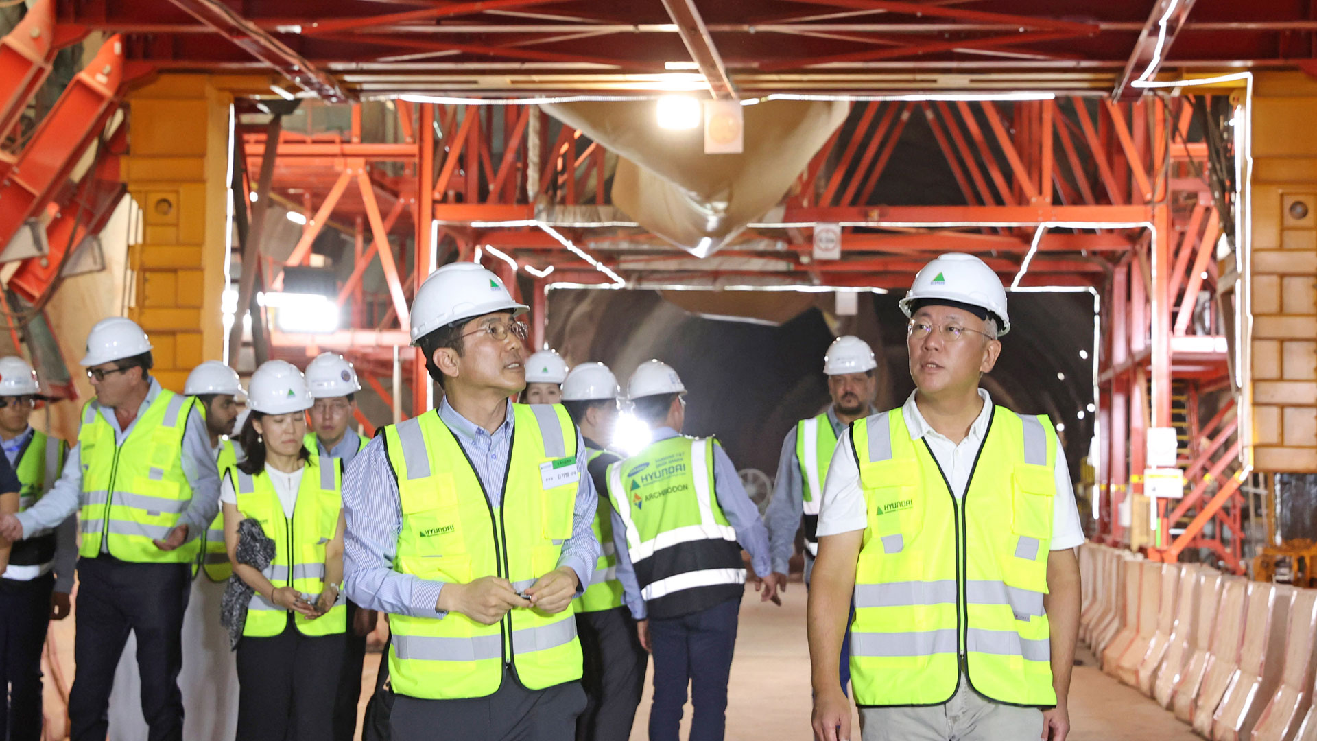 정의선 회장이 건설 현장 내부를 둘러보고 있다.-3