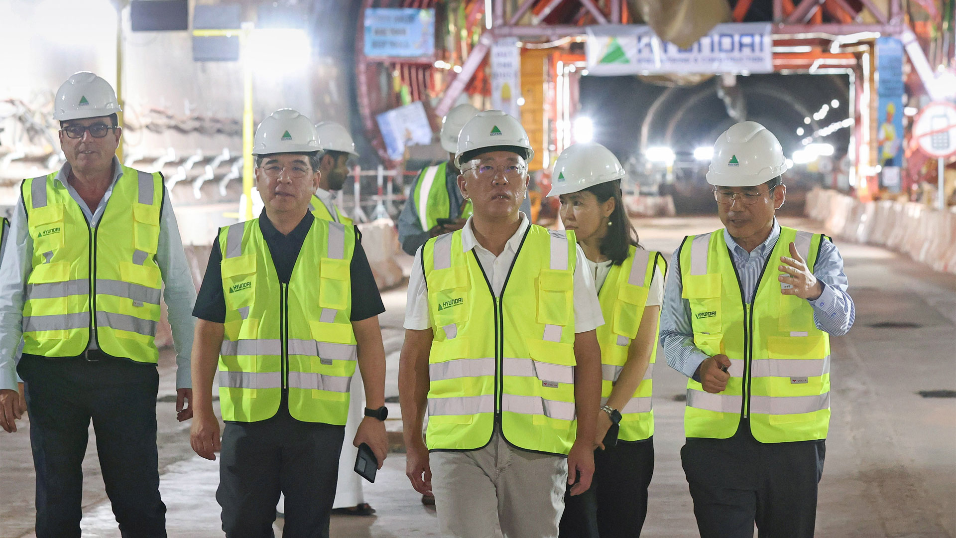 정의선 회장이 건설 현장 내부를 둘러보고 있다.-4