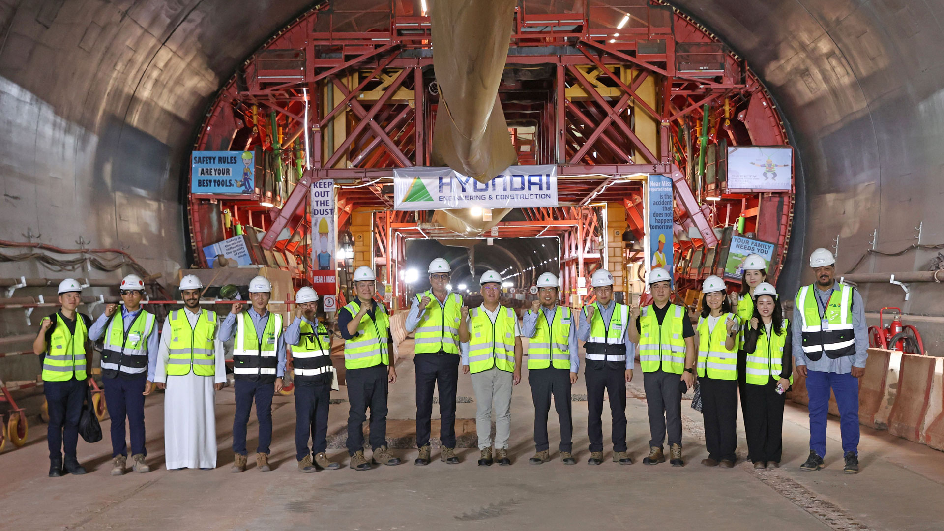정의선 회장이 건설 현장 임직원들과 기념 촬영을 하고 있다.-1