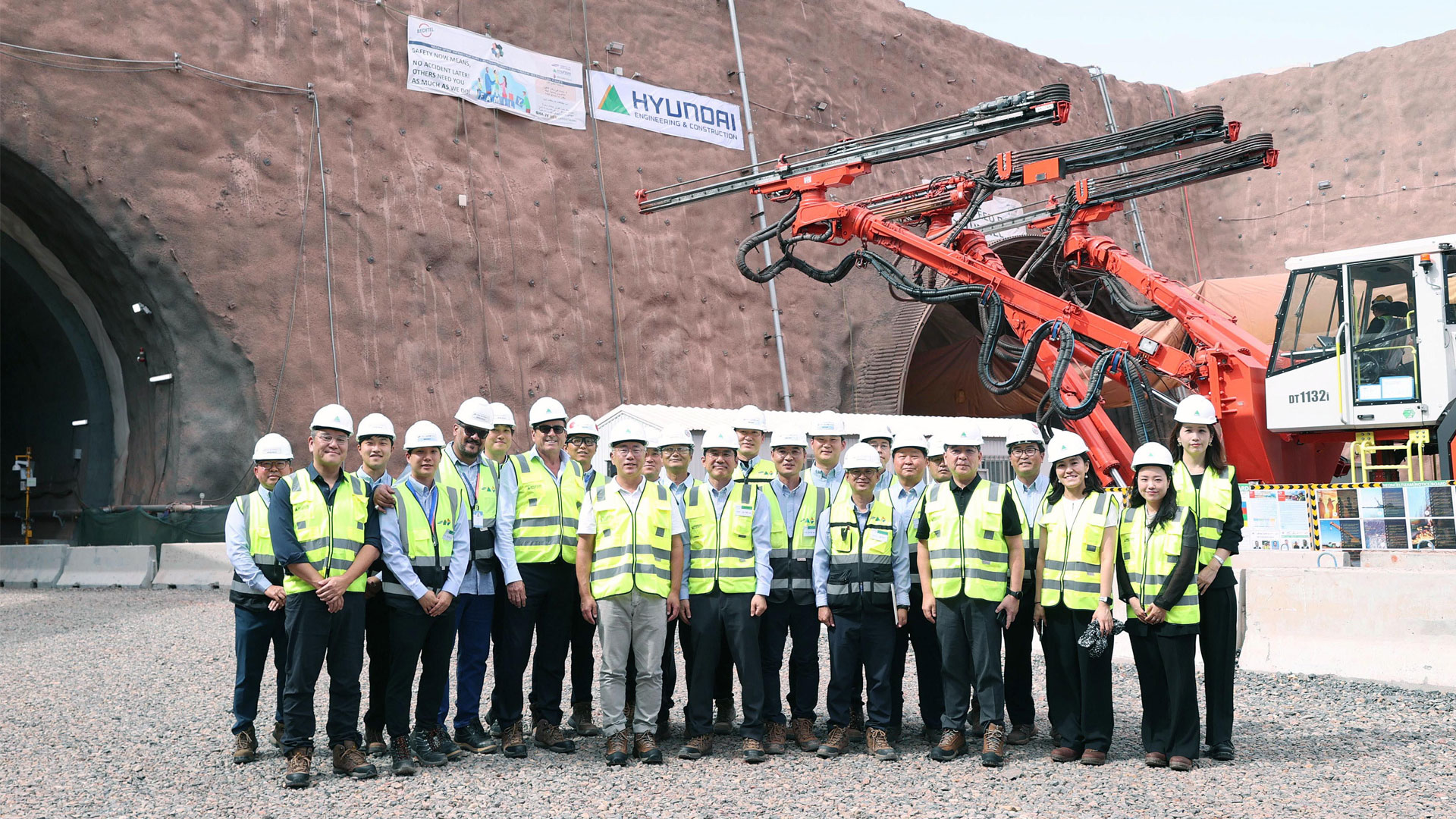정의선 회장이 건설 현장 임직원들과 기념 촬영을 하고 있다.-2