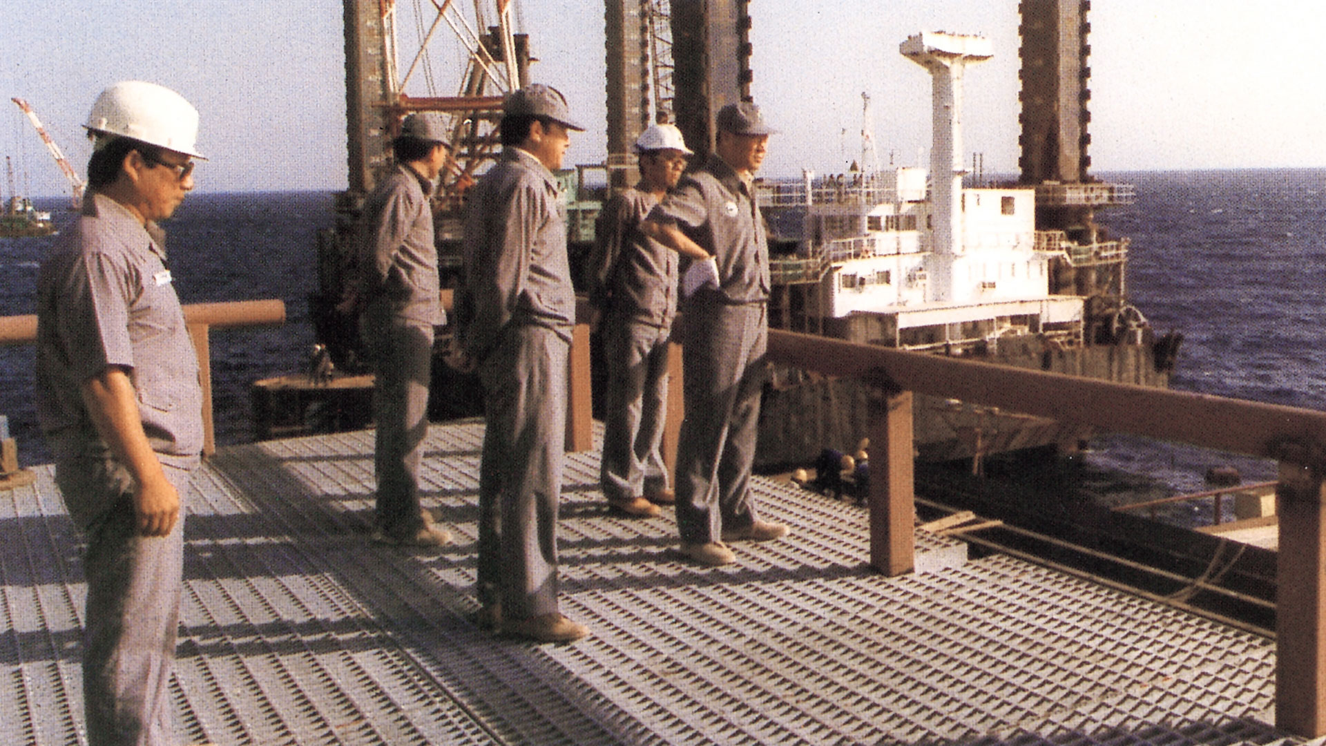 정주영 선대회장이 사우디아라비아 주베일 산업항 건설 현장을 둘러보며 현황을 점검하고 있다.-1