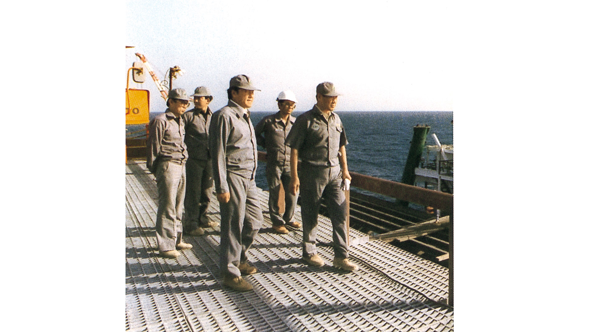 정주영 선대회장이 사우디아라비아 주베일 산업항 건설 현장을 둘러보며 현황을 점검하고 있다.-2