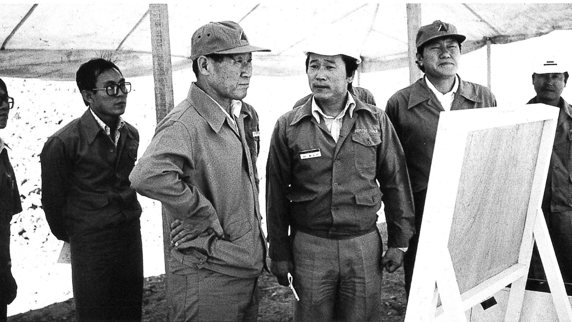 정주영 선대회장이 사우디아라비아 주베일 산업항 건설 현장을 둘러보며 현황을 점검하고 있다.-3