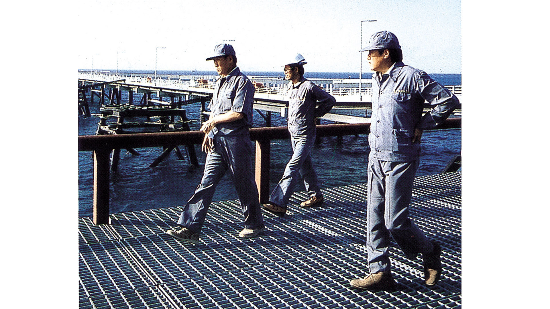 정주영 선대회장이 사우디아라비아 주베일 산업항 건설 현장을 둘러보며 현황을 점검하고 있다.-4