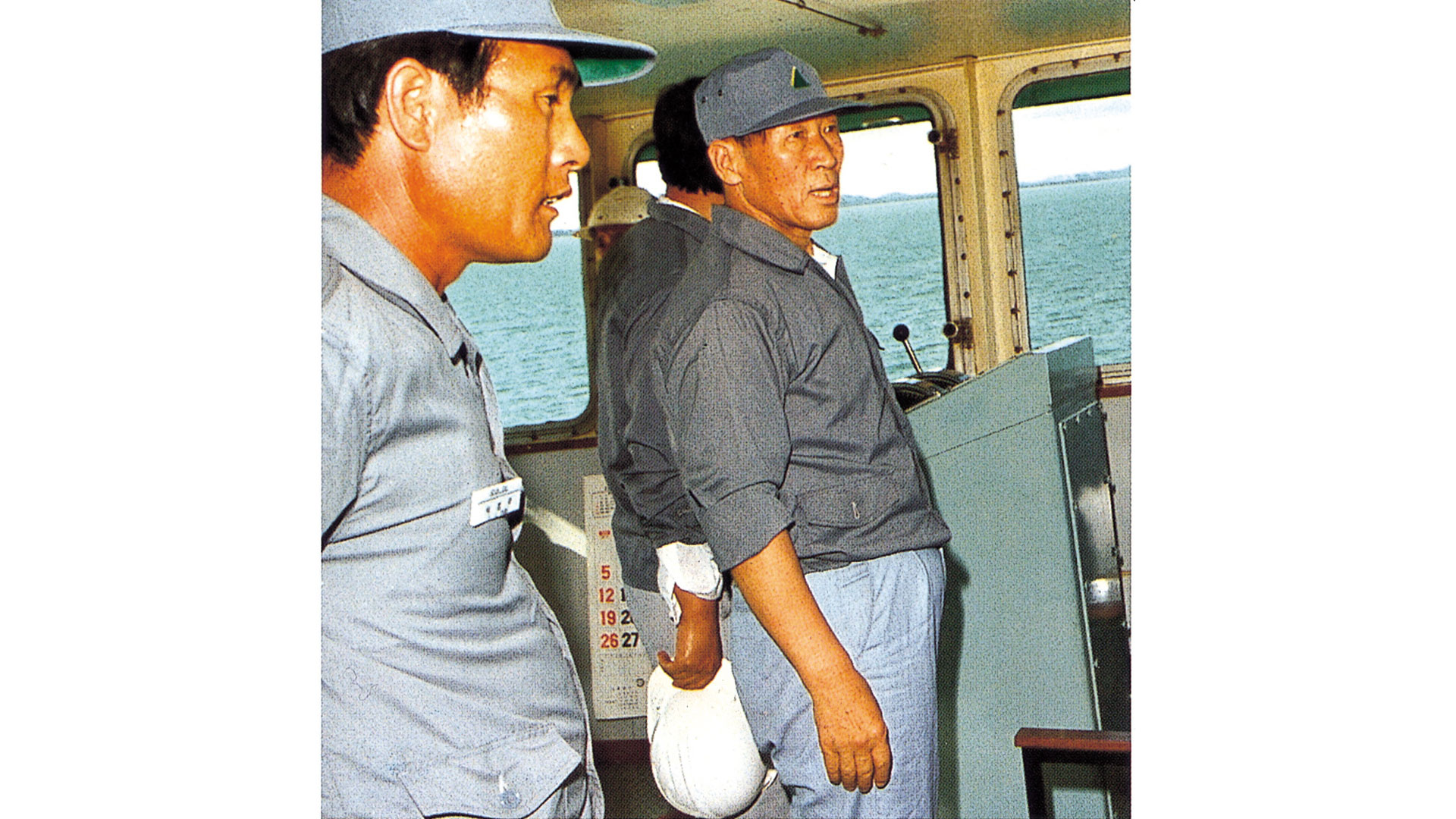 정주영 선대회장이 사우디아라비아 주베일 산업항 건설 현장을 둘러보며 현황을 점검하고 있다.-5