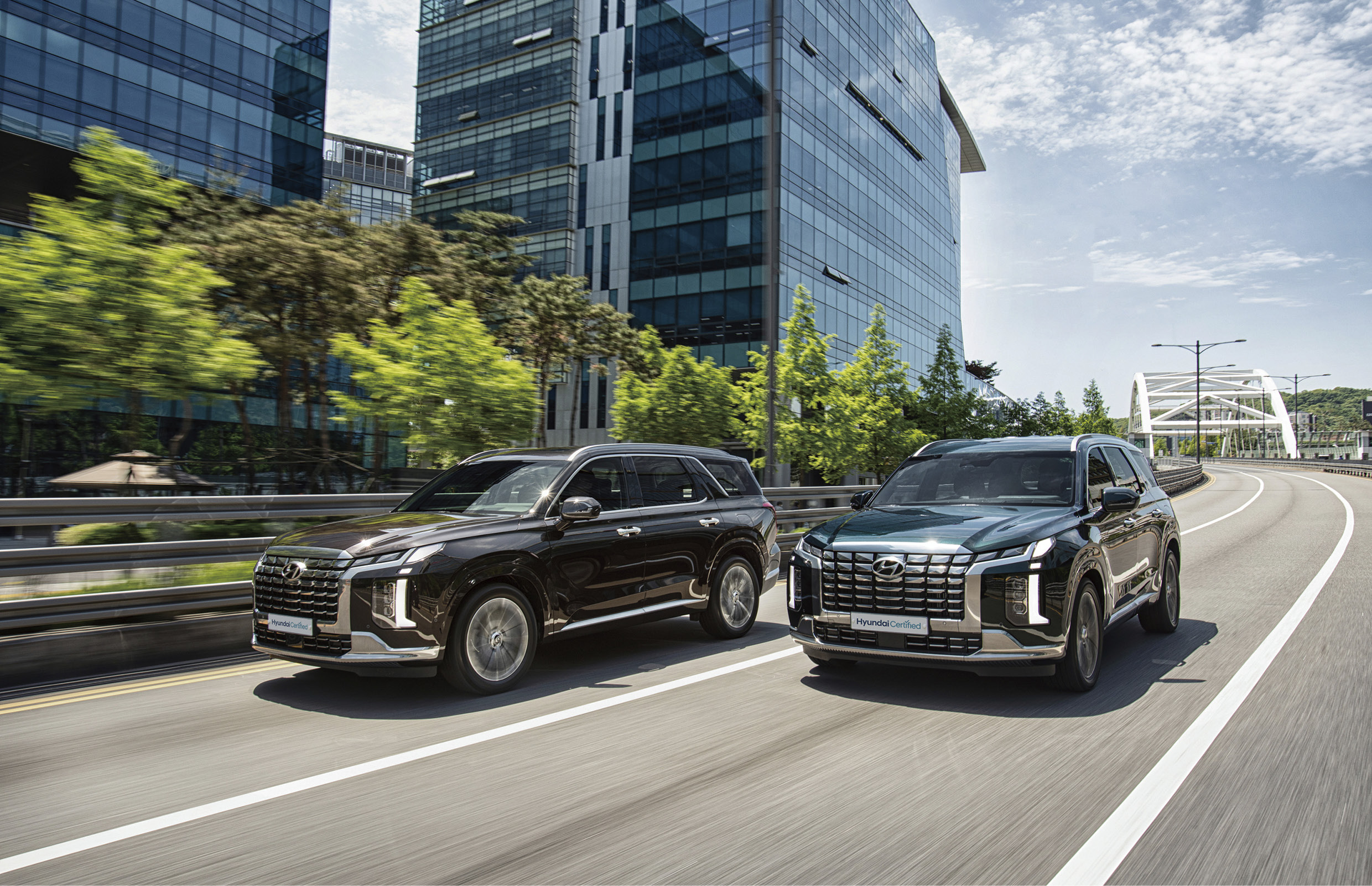 Two Palisade cars running side by side