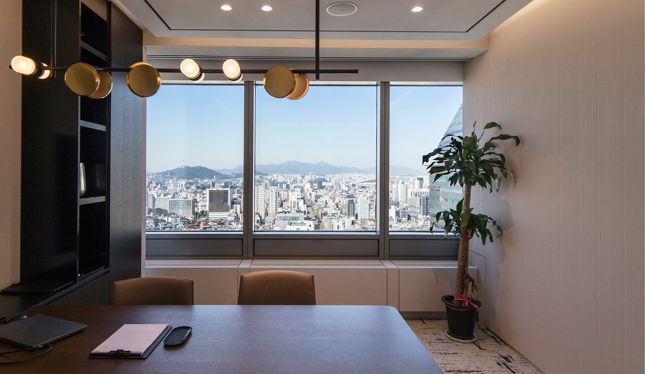 VIP Room의 창을 통해서도 서울 시내를 한눈에 내려다볼 수 있다.