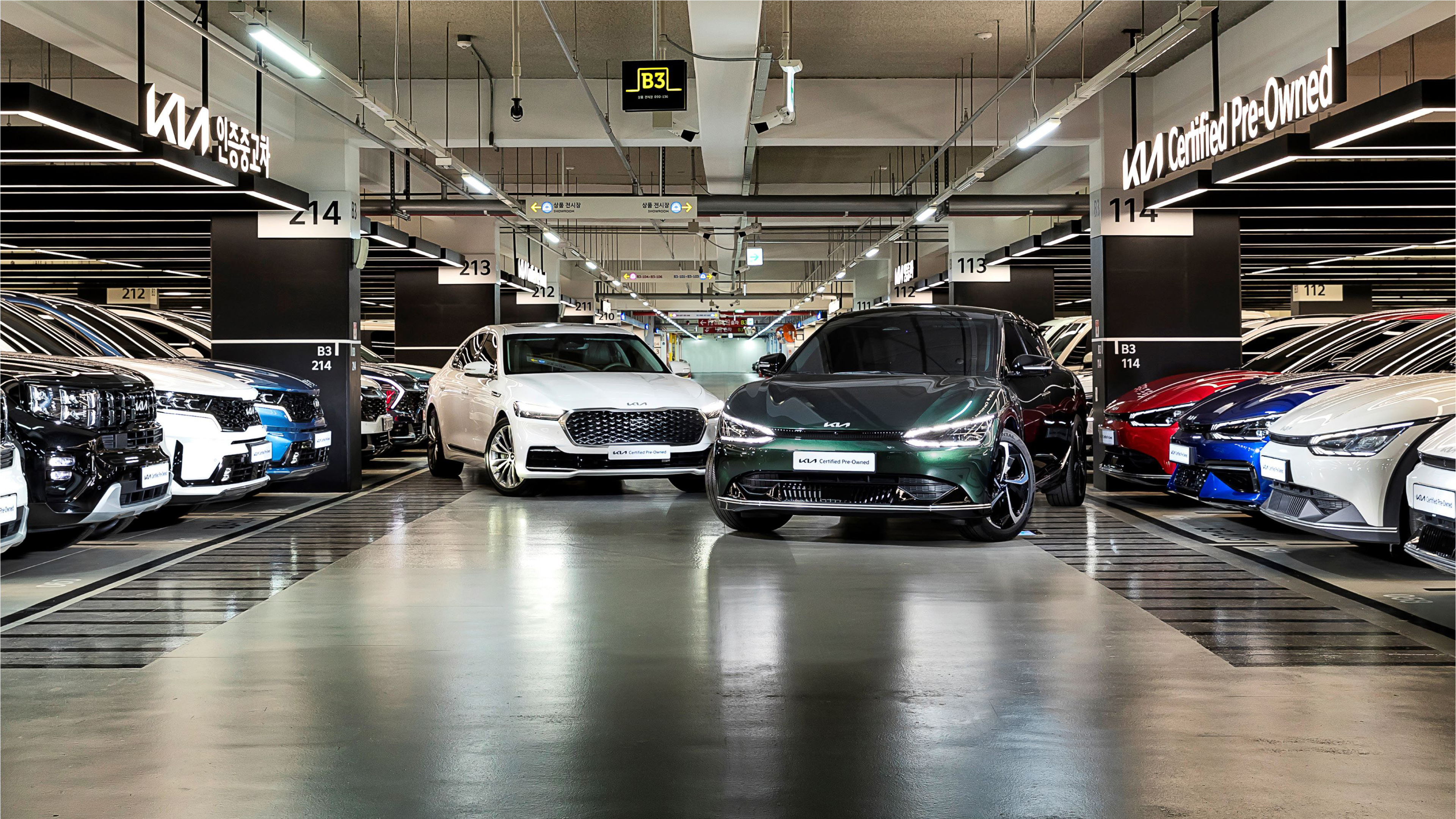 기아 인증중고차 전시장에 K9과 EV6가 사선으로 배치된 모습