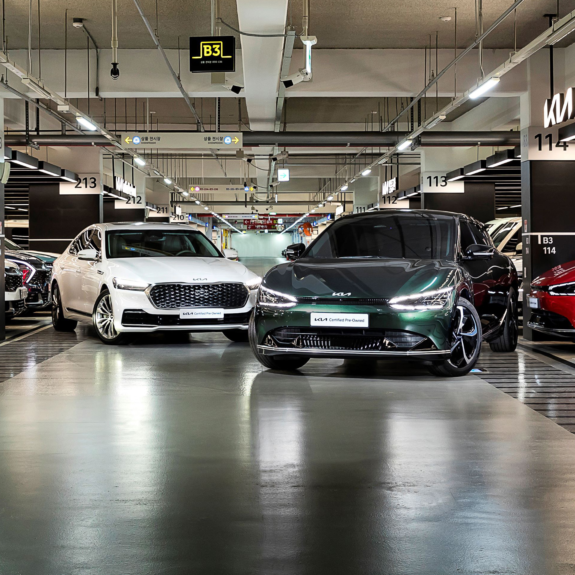 기아 인증중고차 전시장에 K9과 EV6가 사선으로 배치된 모습
