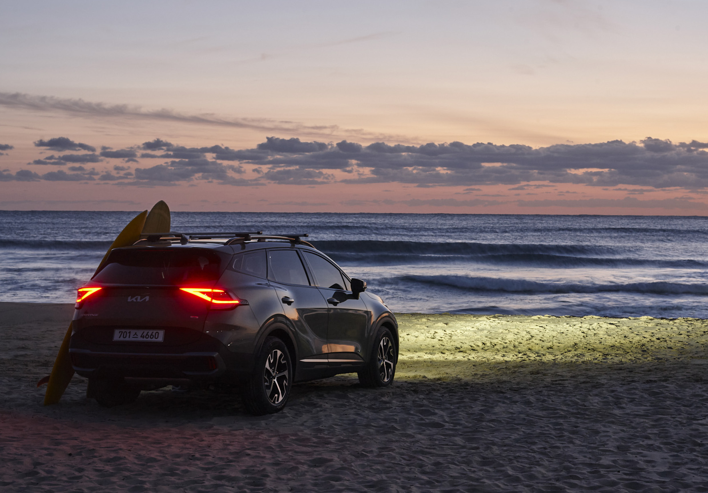 기아 스포티지가 해변가에 정차한 모습