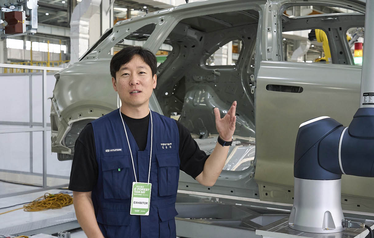 시스템에 대해 설명하는 관계자