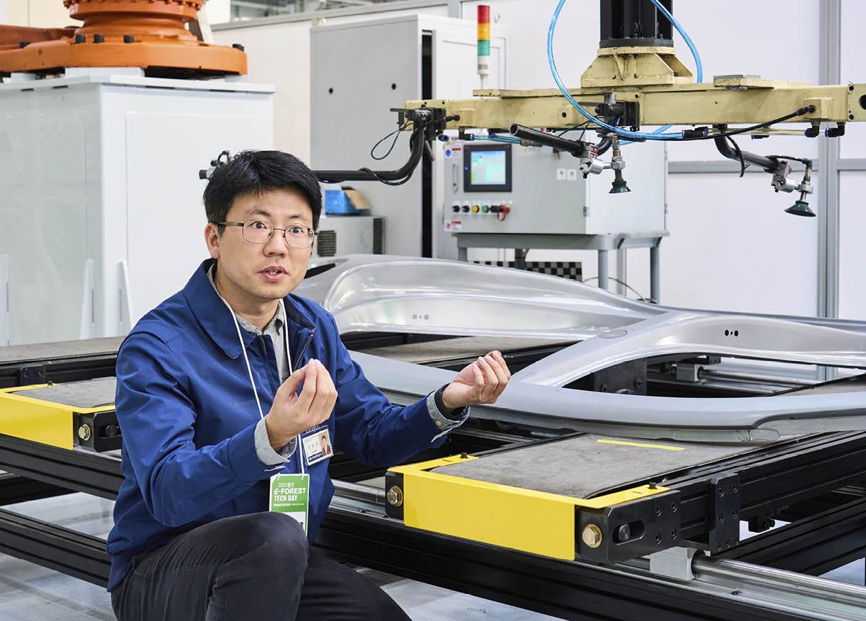 시스템에 대해 설명하는 관계자