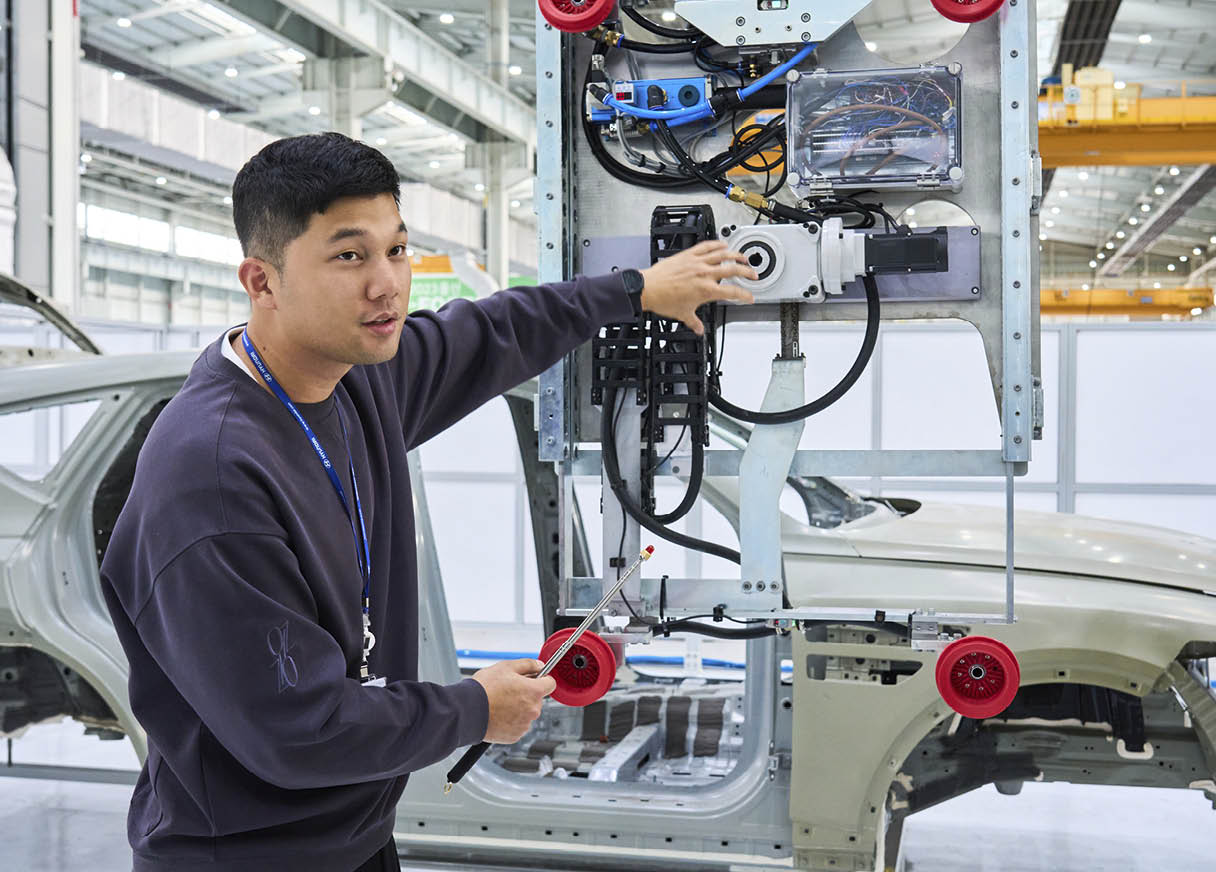 시스템에 대해 설명하는 관계자