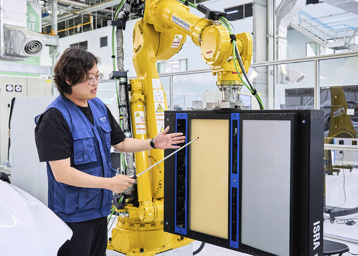 시스템에 대해 설명하는 관계자