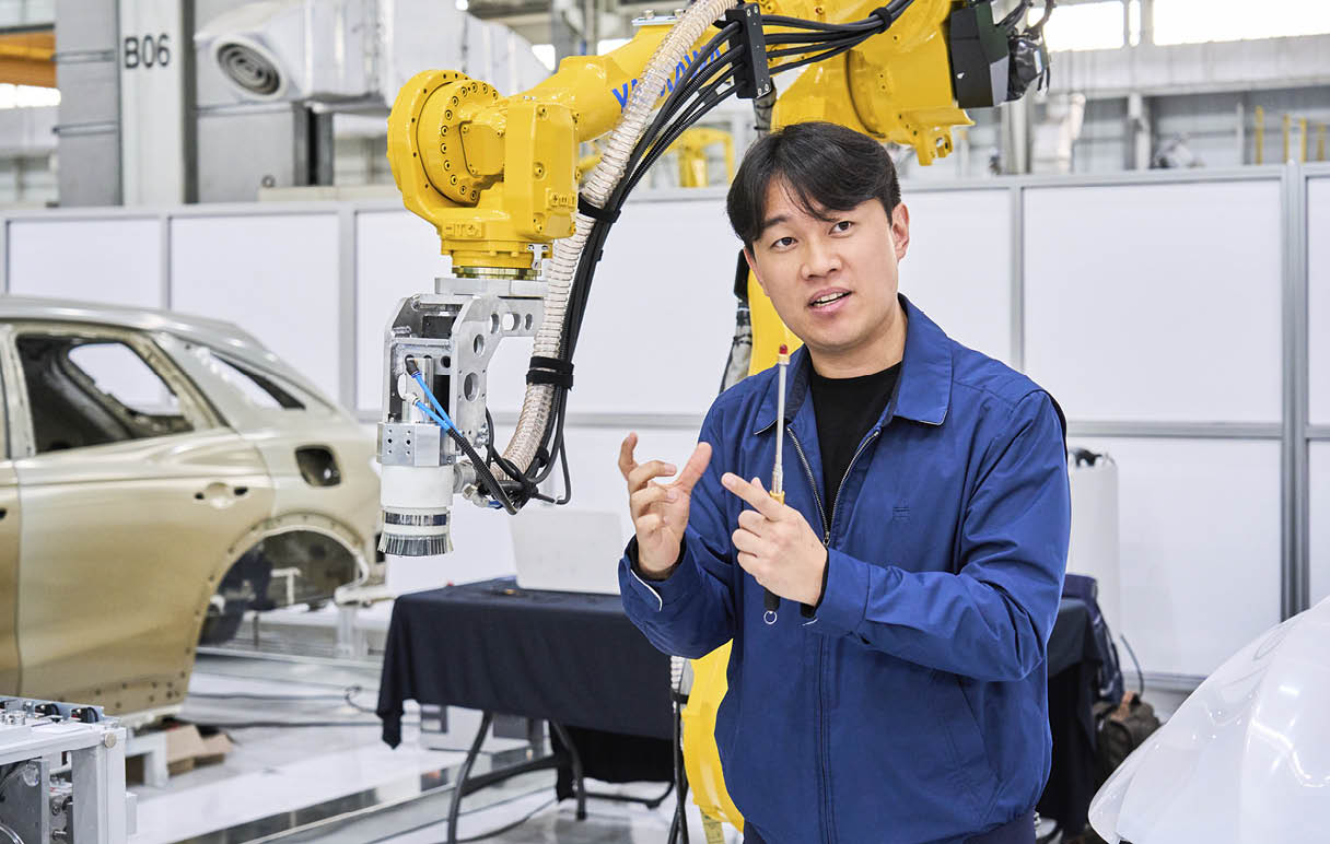 시스템에 대해 설명하는 관계자