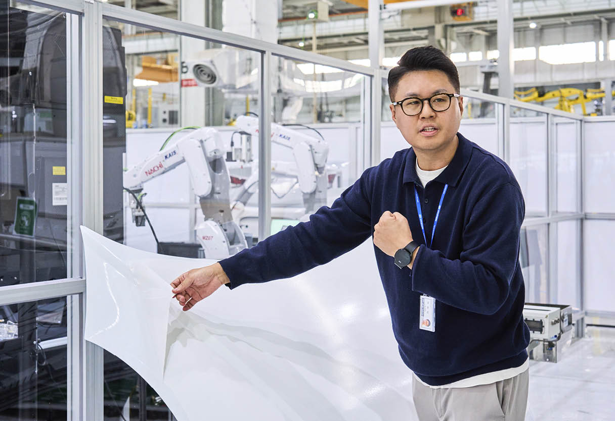 시스템에 대해 설명하는 관계자