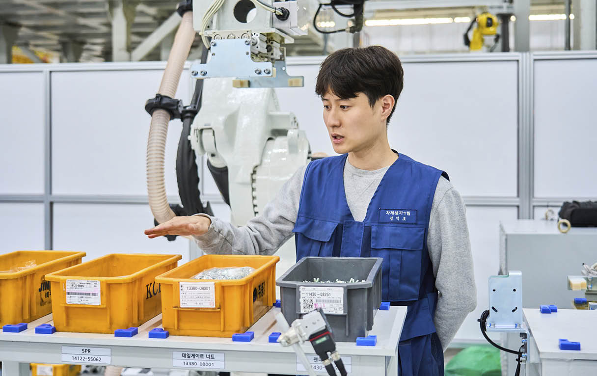 시스템에 관해 설명하는 관계자