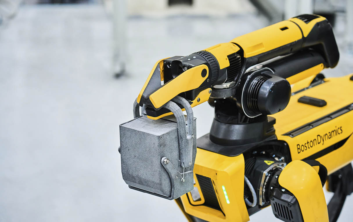 스팟이 물건을 집어들고 이동하는 모습