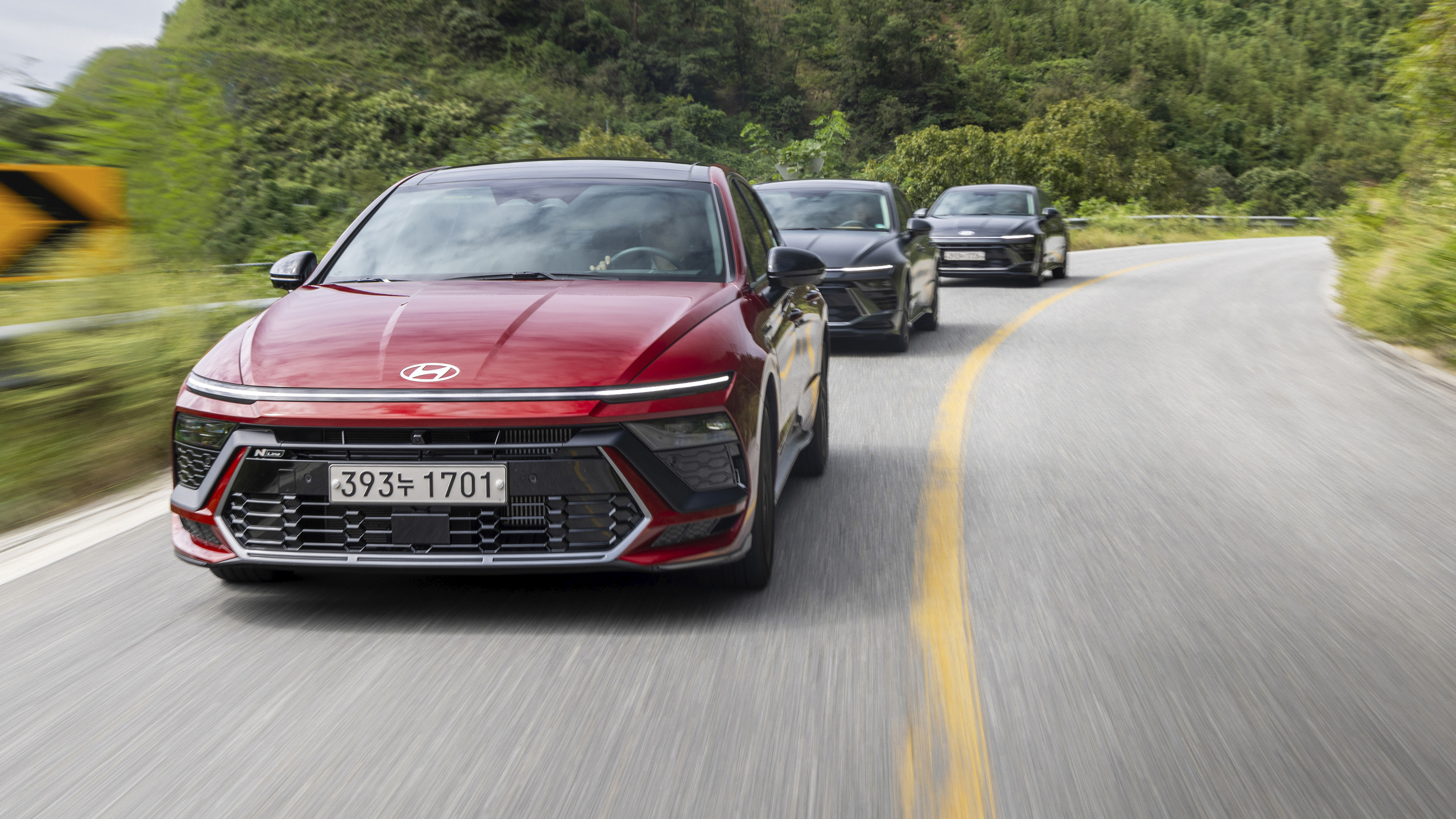 나란히 주행 중인 세 대의 쏘나타 디 엣지