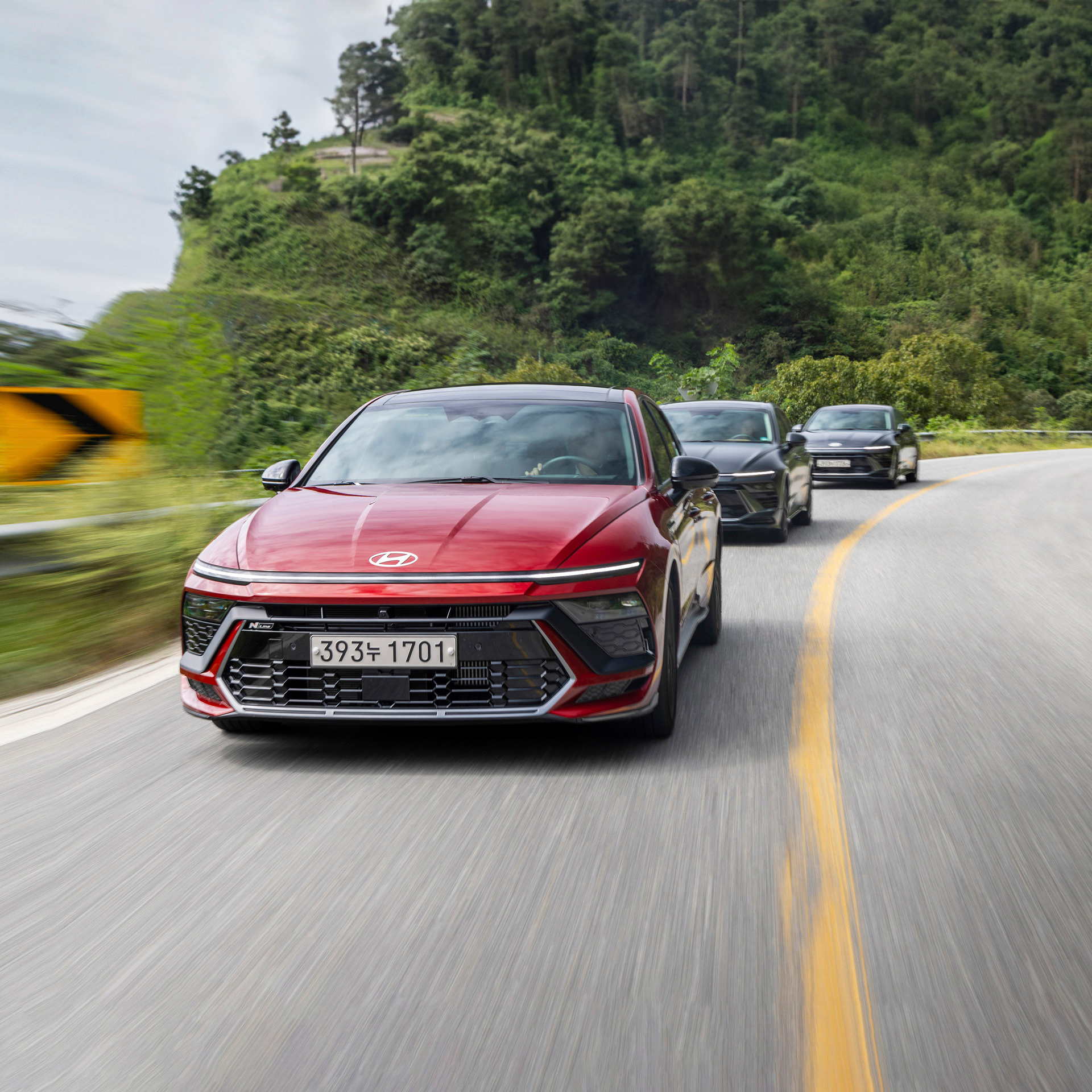 나란히 주행 중인 세 대의 쏘나타 디 엣지