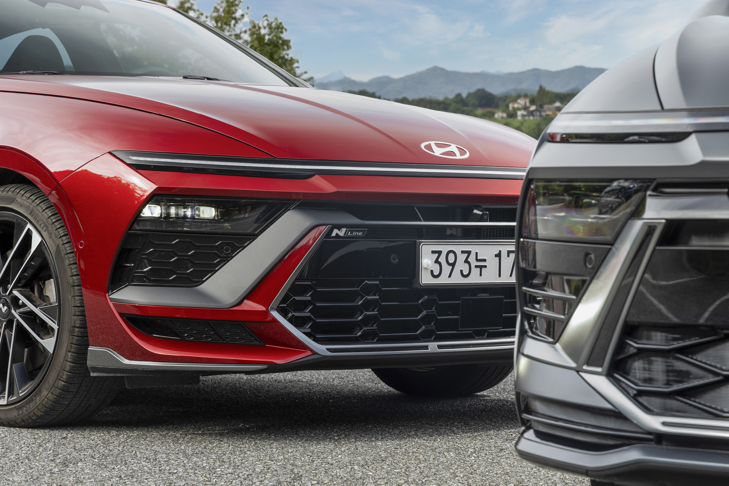 쏘나타 두 대가 서로 반대 방향을 향해 정차한 전면부 모습