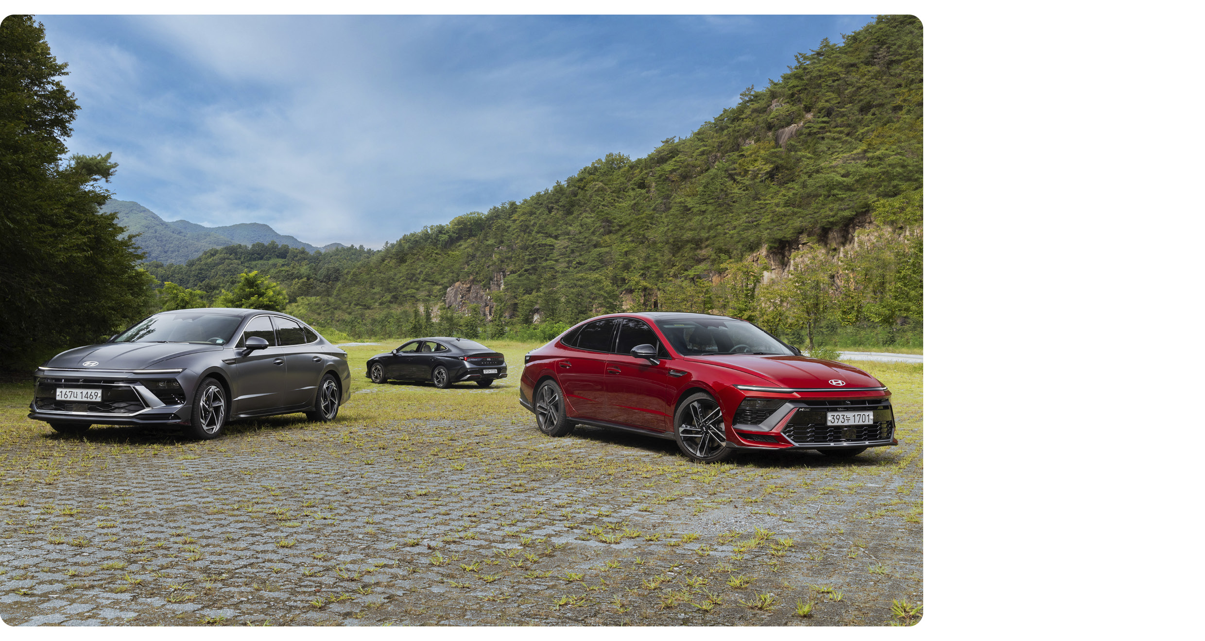 쏘나타 세 대가 각각 전측면과 후측면으로 정차한 모습