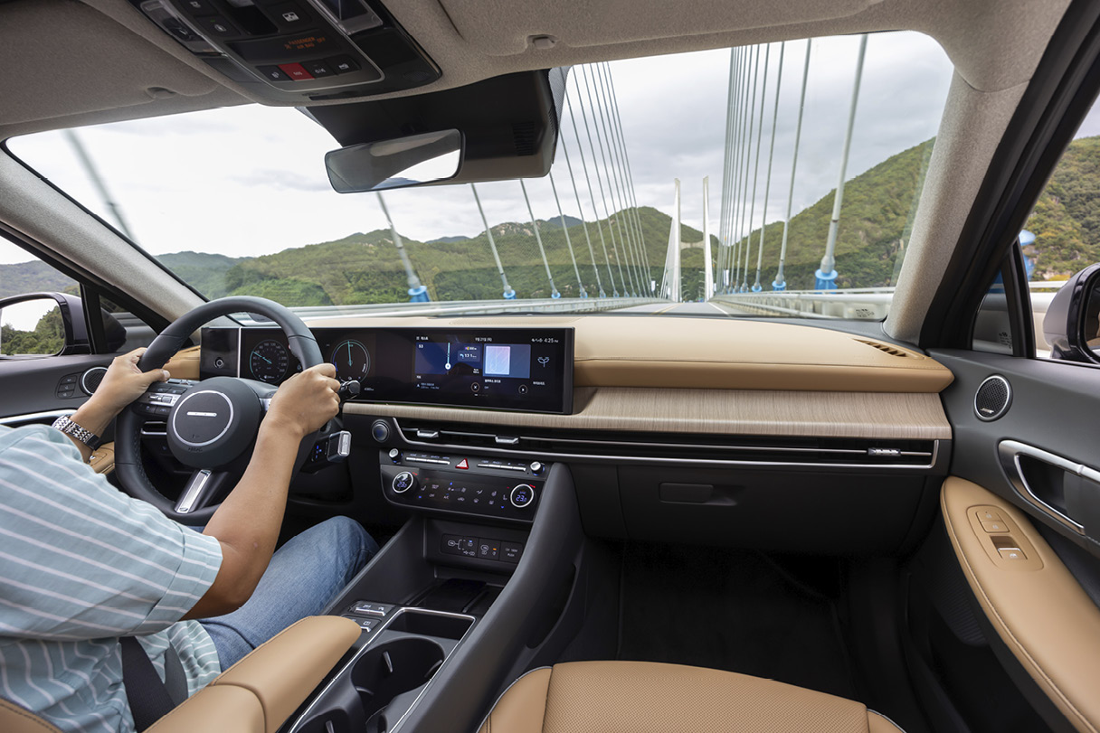 남성이 쏘나타를 운전하며 다리를 통과하는 모습