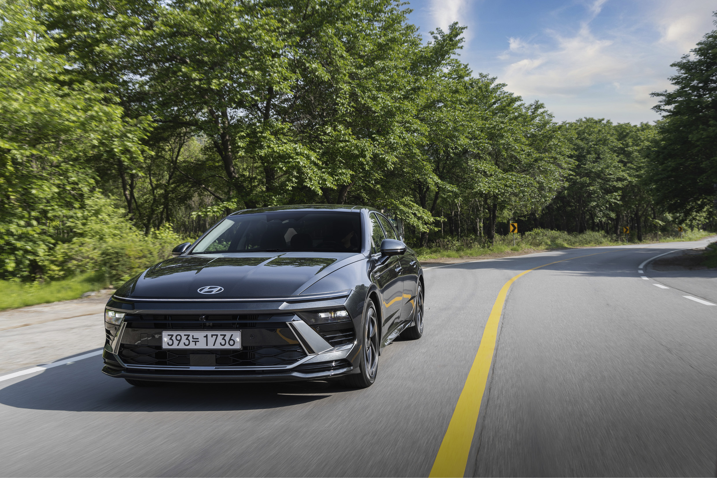 쏘나타가 숲길을 주행하는 전측면 모습