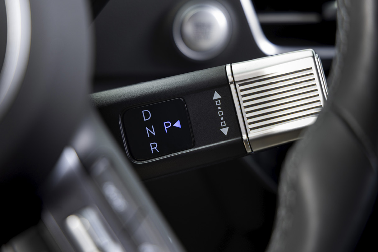 쏘나타의 전자식 변속 칼럼 레버를 비춘 모습