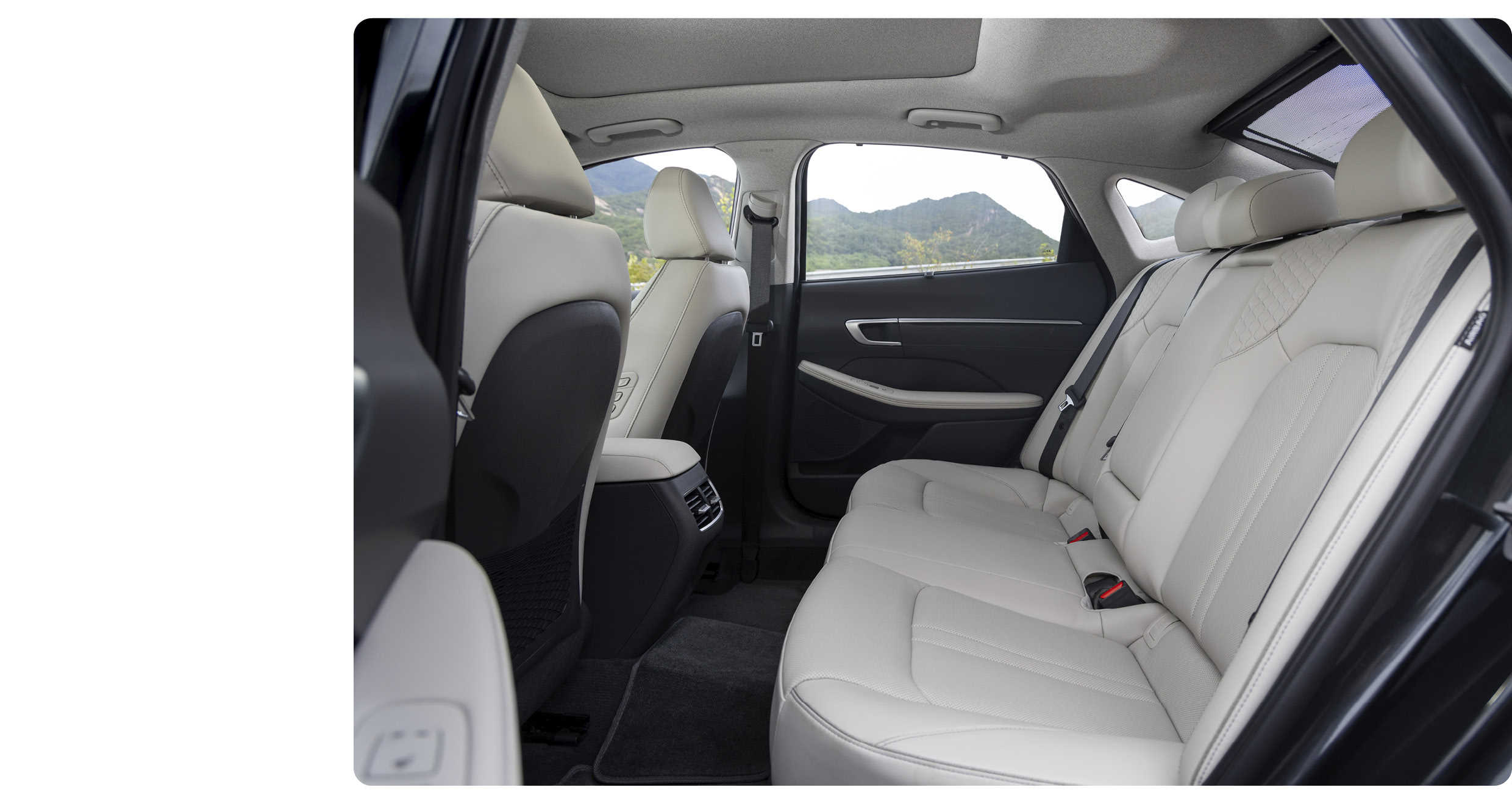 쏘나타의 2열 시트를 측면에서 바라 본 모습